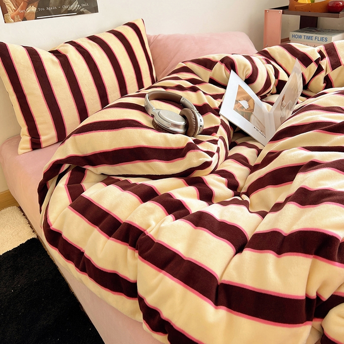 91家纺网 家纺一手货源 找家纺 蜜宿 2025新款混搭条纹牛奶绒四件套（小号默认条纹枕套一只）可以配小号四件套枕套9/一只；标准和加大（默认混搭枕套条纹一只，纯色一只，可以备注更换！） 蜜桃粉粉