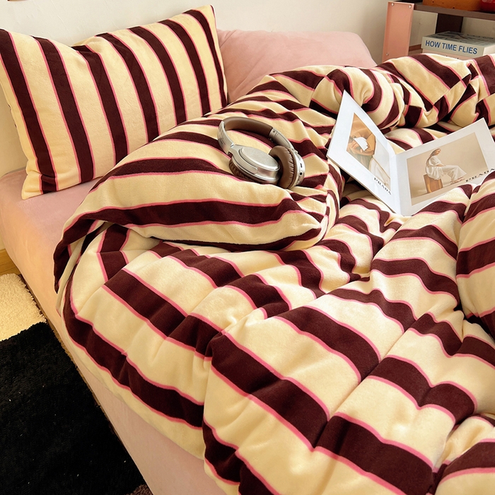 91家纺网 家纺一手货源 找家纺 蜜宿 2025新款混搭条纹牛奶绒四件套（小号默认条纹枕套一只）可以配小号四件套枕套9/一只；标准和加大（默认混搭枕套条纹一只，纯色一只，可以备注更换！） 蜜桃粉粉