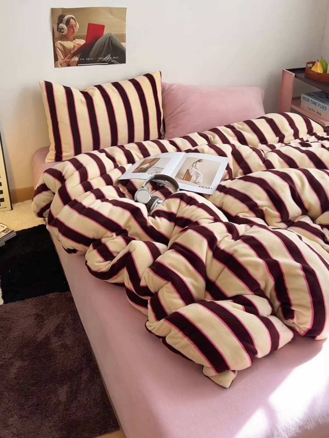 91家纺网 家纺一手货源 找家纺 蜜宿 2025新款混搭条纹牛奶绒四件套（小号默认条纹枕套一只）可以配小号四件套枕套9/一只；标准和加大（默认混搭枕套条纹一只，纯色一只，可以备注更换！） 蜜桃粉粉