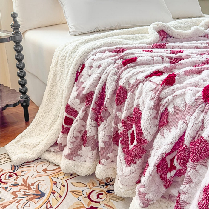 91家纺网 家纺一手货源 找家纺 璐维斯 2025新款加厚镂空阳离子双层羊羔绒毛毯休闲盖毯—跨境外贸专供 阳离子-玫红