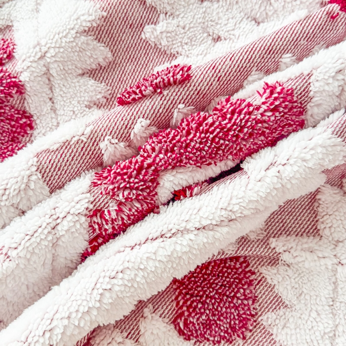 91家纺网 家纺一手货源 找家纺 璐维斯 2025新款加厚镂空阳离子双层羊羔绒毛毯休闲盖毯—跨境外贸专供 阳离子-玫红