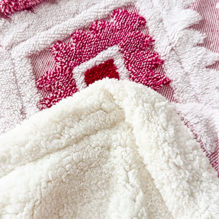 91家纺网 家纺一手货源 找家纺 璐维斯 2025新款加厚镂空阳离子双层羊羔绒毛毯休闲盖毯—跨境外贸专供 阳离子-玫红
