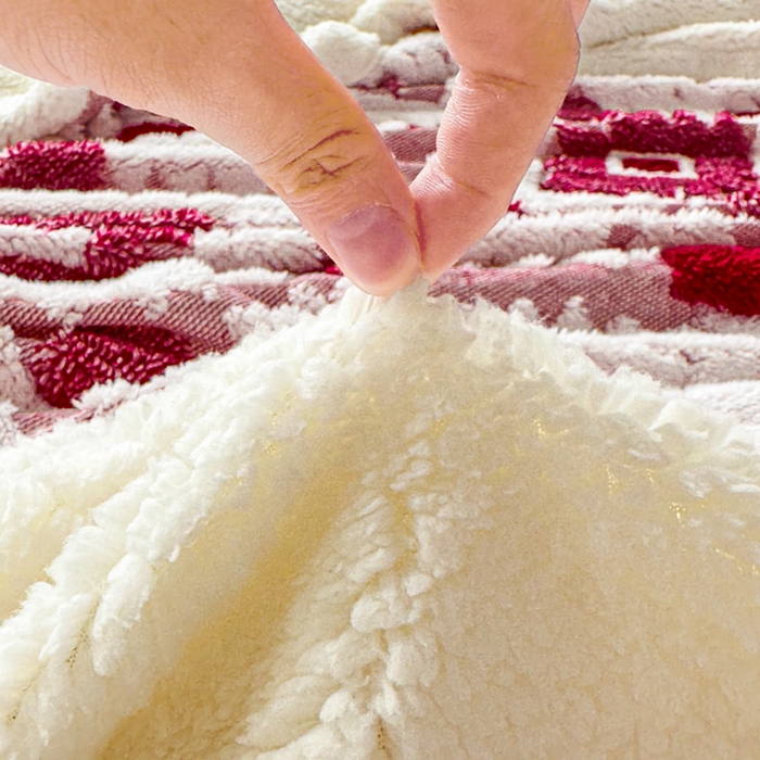 91家纺网 家纺一手货源 找家纺 璐维斯 2025新款加厚镂空阳离子双层羊羔绒毛毯休闲盖毯—跨境外贸专供 阳离子-玫红