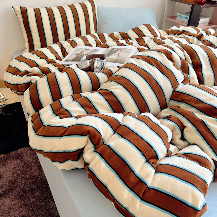 91家纺网 家纺一手货源 找家纺 蜜宿 2025新款混搭条纹牛奶绒四件套（小号默认条纹枕套一只）可以配小号四件套枕套9/一只；标准和加大（默认混搭枕套条纹一只，纯色一只，可以备注更换！） 摩登米兰