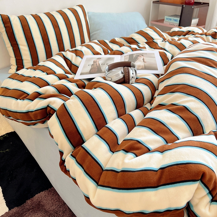 91家纺网 家纺一手货源 找家纺 蜜宿 2025新款混搭条纹牛奶绒四件套（小号默认条纹枕套一只）可以配小号四件套枕套9/一只；标准和加大（默认混搭枕套条纹一只，纯色一只，可以备注更换！） 摩登米兰