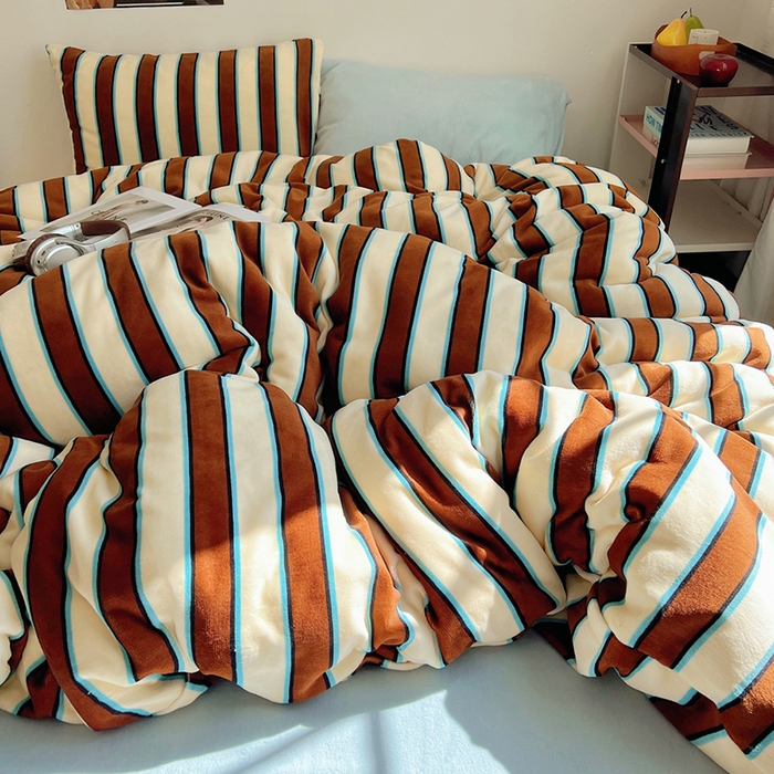 91家纺网 家纺一手货源 找家纺 蜜宿 2025新款混搭条纹牛奶绒四件套（小号默认条纹枕套一只）可以配小号四件套枕套9/一只；标准和加大（默认混搭枕套条纹一只，纯色一只，可以备注更换！） 摩登米兰