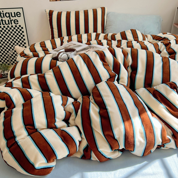 91家纺网 家纺一手货源 找家纺 蜜宿 2025新款混搭条纹牛奶绒四件套（小号默认条纹枕套一只）可以配小号四件套枕套9/一只；标准和加大（默认混搭枕套条纹一只，纯色一只，可以备注更换！） 摩登米兰