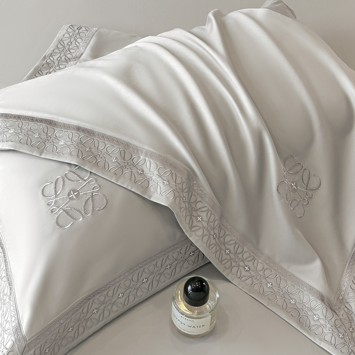 91家纺网 家纺一手货源 找家纺 安妮家居 2025新款A类100s长绒棉纯棉贡缎四件套-塞纳 塞纳-月隐灰