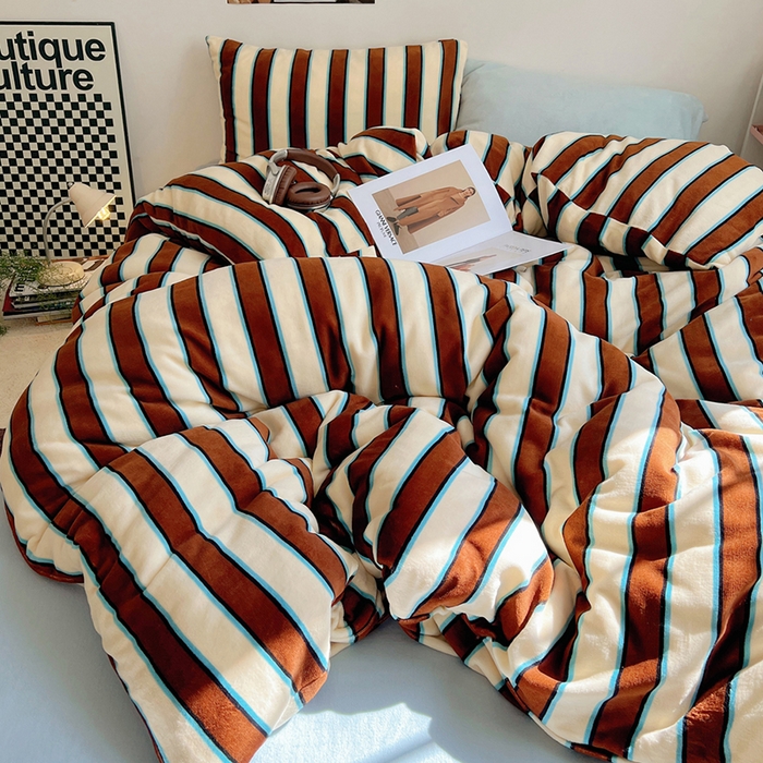 91家纺网 家纺一手货源 找家纺 蜜宿 2025新款混搭条纹牛奶绒四件套（小号默认条纹枕套一只）可以配小号四件套枕套9/一只；标准和加大（默认混搭枕套条纹一只，纯色一只，可以备注更换！） 摩登米兰