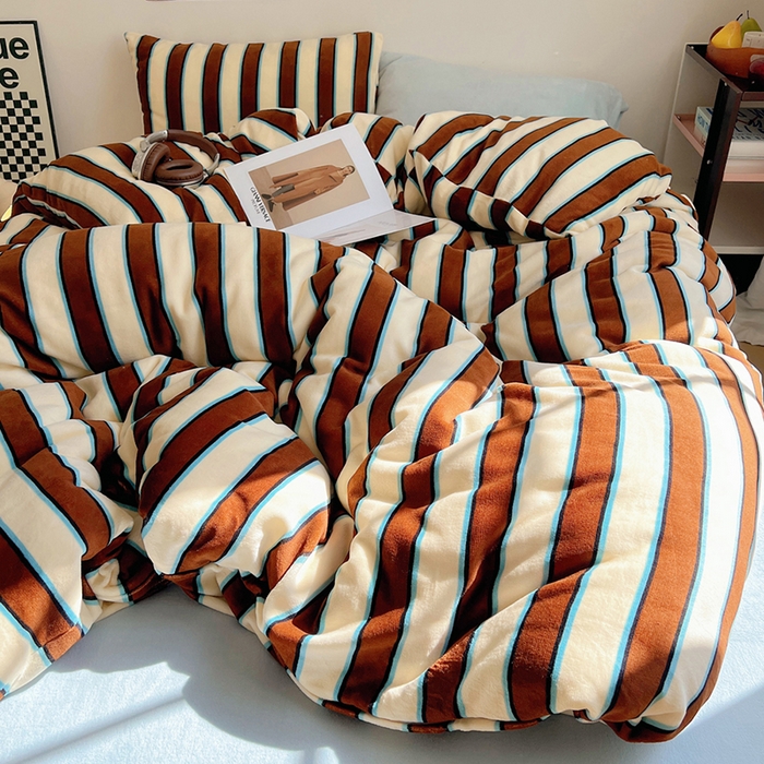 91家纺网 家纺一手货源 找家纺 蜜宿 2025新款混搭条纹牛奶绒四件套（小号默认条纹枕套一只）可以配小号四件套枕套9/一只；标准和加大（默认混搭枕套条纹一只，纯色一只，可以备注更换！） 摩登米兰