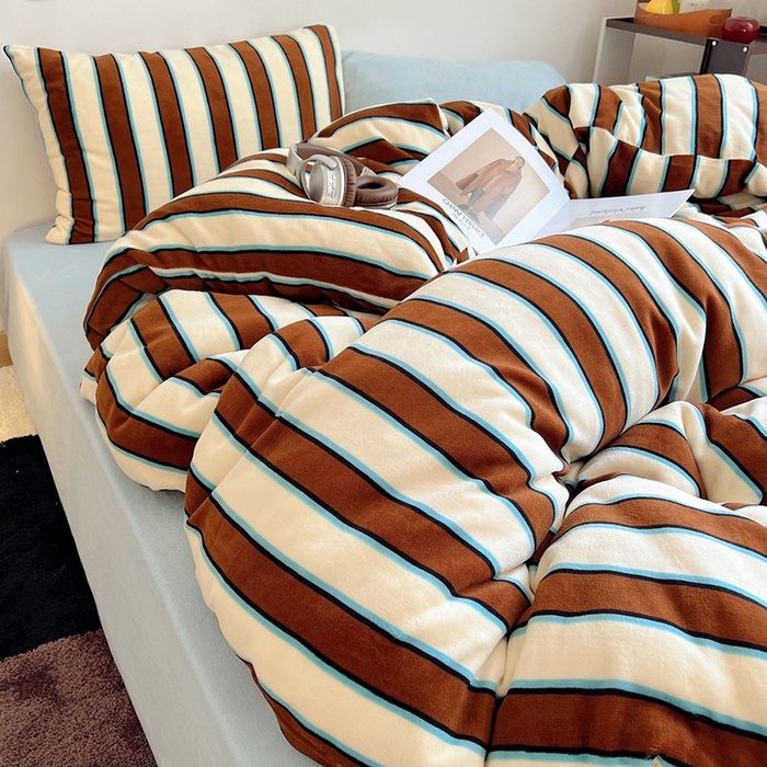 91家纺网 家纺一手货源 找家纺 蜜宿 2025新款混搭条纹牛奶绒四件套（小号默认条纹枕套一只）可以配小号四件套枕套9/一只；标准和加大（默认混搭枕套条纹一只，纯色一只，可以备注更换！） 摩登米兰