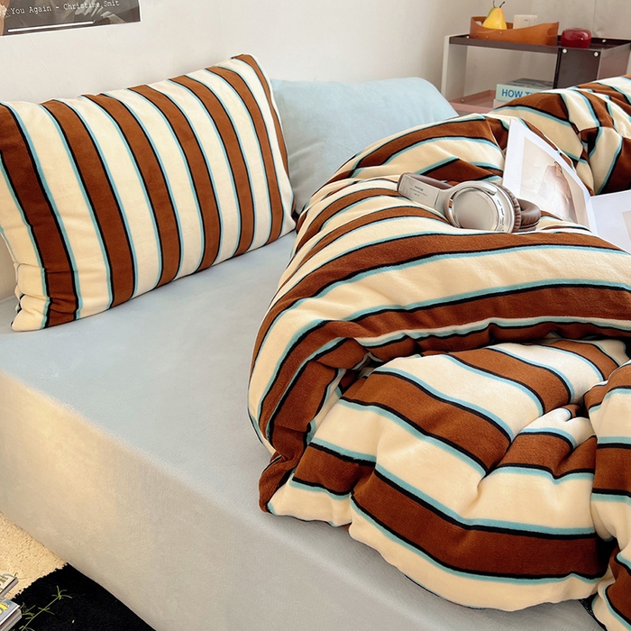 91家纺网 家纺一手货源 找家纺 蜜宿 2025新款混搭条纹牛奶绒四件套（小号默认条纹枕套一只）可以配小号四件套枕套9/一只；标准和加大（默认混搭枕套条纹一只，纯色一只，可以备注更换！） 摩登米兰