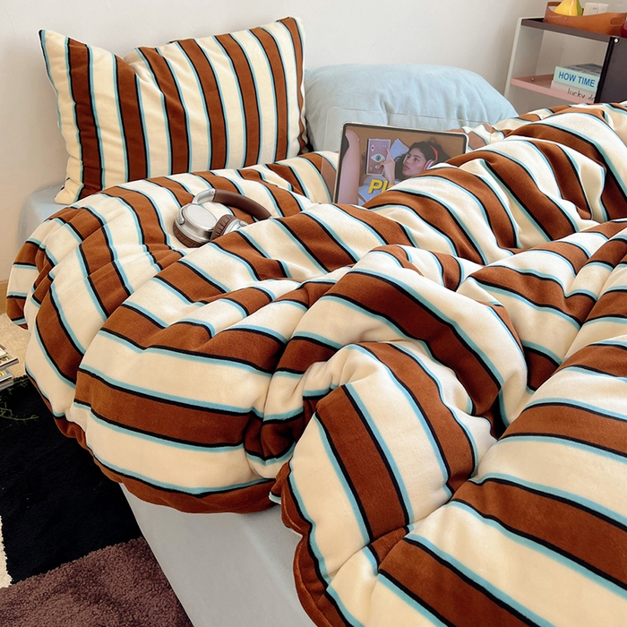 91家纺网 家纺一手货源 找家纺 蜜宿 2025新款混搭条纹牛奶绒四件套（小号默认条纹枕套一只）可以配小号四件套枕套9/一只；标准和加大（默认混搭枕套条纹一只，纯色一只，可以备注更换！） 摩登米兰