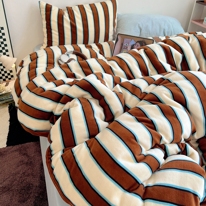 91家纺网 家纺一手货源 找家纺 蜜宿 2025新款混搭条纹牛奶绒四件套（小号默认条纹枕套一只）可以配小号四件套枕套9/一只；标准和加大（默认混搭枕套条纹一只，纯色一只，可以备注更换！） 摩登米兰