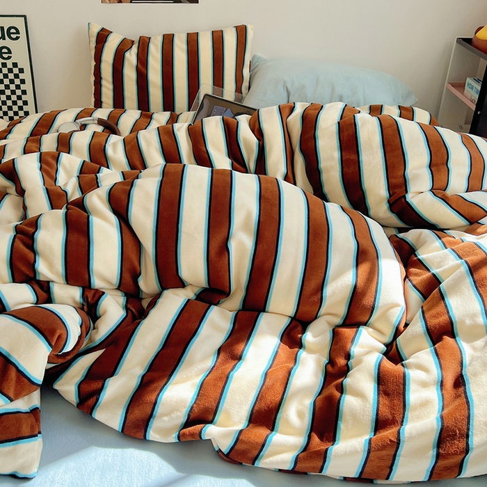 91家纺网 家纺一手货源 找家纺 蜜宿 2025新款混搭条纹牛奶绒四件套（小号默认条纹枕套一只）可以配小号四件套枕套9/一只；标准和加大（默认混搭枕套条纹一只，纯色一只，可以备注更换！） 摩登米兰