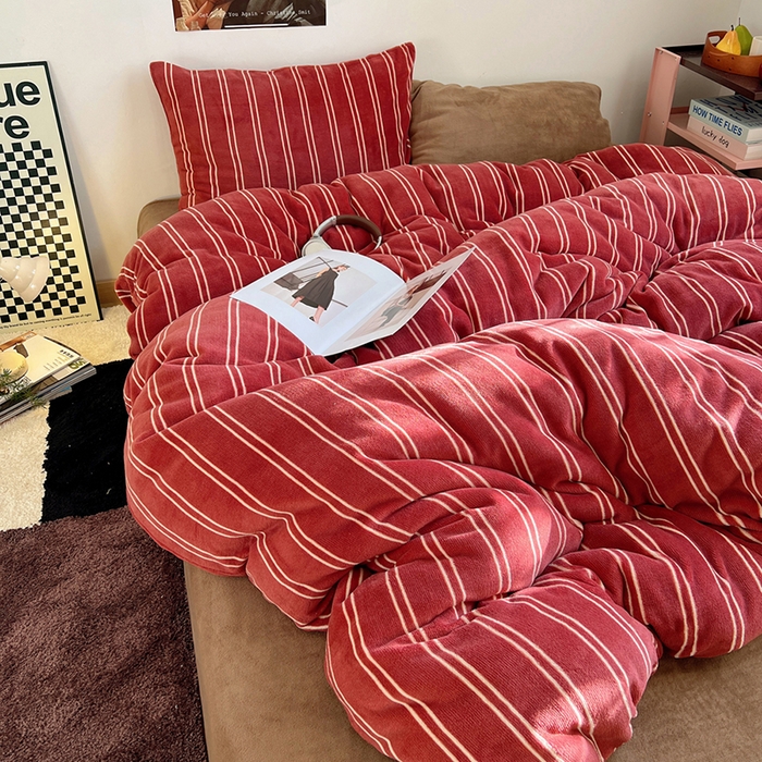 91家纺网 家纺一手货源 找家纺 蜜宿 2025新款混搭条纹牛奶绒四件套（小号默认条纹枕套一只）可以配小号四件套枕套9/一只；标准和加大（默认混搭枕套条纹一只，纯色一只，可以备注更换！） 山楂软糖