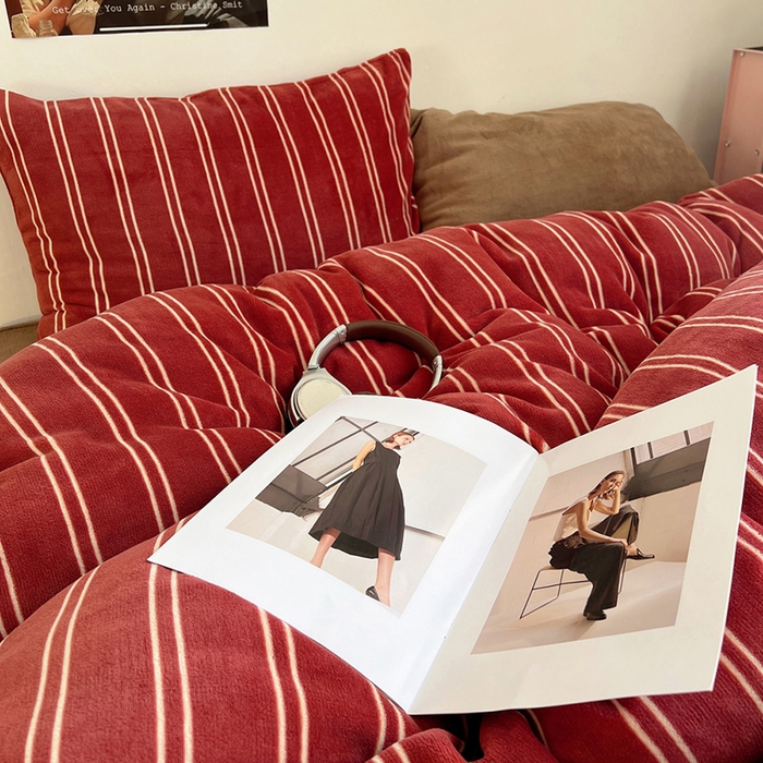 91家纺网 家纺一手货源 找家纺 蜜宿 2025新款混搭条纹牛奶绒四件套（小号默认条纹枕套一只）可以配小号四件套枕套9/一只；标准和加大（默认混搭枕套条纹一只，纯色一只，可以备注更换！） 山楂软糖