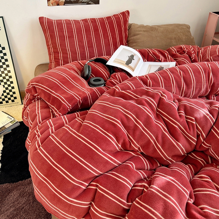 91家纺网 家纺一手货源 找家纺 蜜宿 2025新款混搭条纹牛奶绒四件套（小号默认条纹枕套一只）可以配小号四件套枕套9/一只；标准和加大（默认混搭枕套条纹一只，纯色一只，可以备注更换！） 山楂软糖