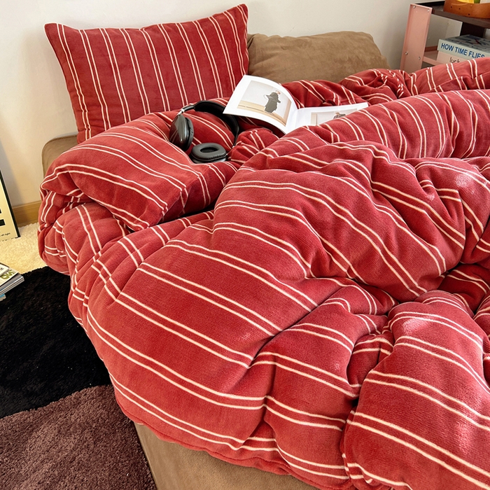 91家纺网 家纺一手货源 找家纺 蜜宿 2025新款混搭条纹牛奶绒四件套（小号默认条纹枕套一只）可以配小号四件套枕套9/一只；标准和加大（默认混搭枕套条纹一只，纯色一只，可以备注更换！） 山楂软糖