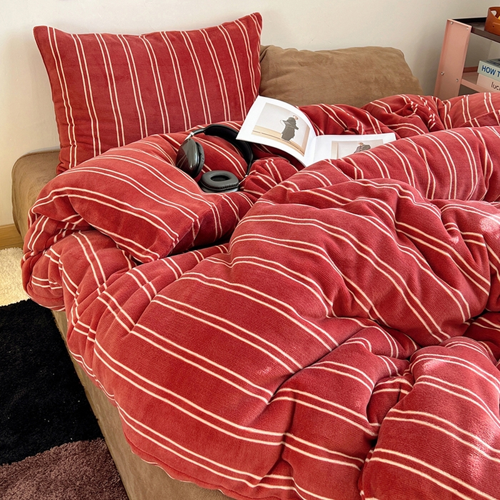 91家纺网 家纺一手货源 找家纺 蜜宿 2025新款混搭条纹牛奶绒四件套（小号默认条纹枕套一只）可以配小号四件套枕套9/一只；标准和加大（默认混搭枕套条纹一只，纯色一只，可以备注更换！） 山楂软糖