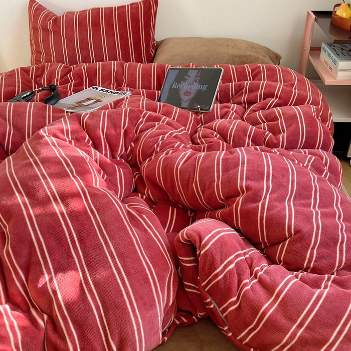 91家纺网 家纺一手货源 找家纺 蜜宿 2025新款混搭条纹牛奶绒四件套（小号默认条纹枕套一只）可以配小号四件套枕套9/一只；标准和加大（默认混搭枕套条纹一只，纯色一只，可以备注更换！） 山楂软糖