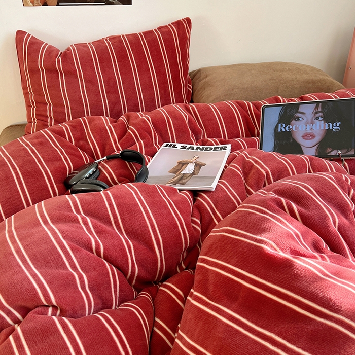 91家纺网 家纺一手货源 找家纺 蜜宿 2025新款混搭条纹牛奶绒四件套（小号默认条纹枕套一只）可以配小号四件套枕套9/一只；标准和加大（默认混搭枕套条纹一只，纯色一只，可以备注更换！） 山楂软糖