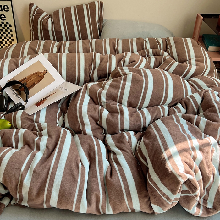 91家纺网 家纺一手货源 找家纺 蜜宿 2025新款混搭条纹牛奶绒四件套（小号默认条纹枕套一只）可以配小号四件套枕套9/一只；标准和加大（默认混搭枕套条纹一只，纯色一只，可以备注更换！） 椰蓉摩卡