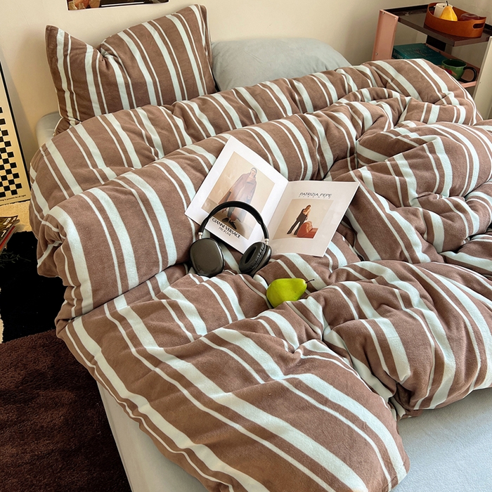 91家纺网 家纺一手货源 找家纺 蜜宿 2025新款混搭条纹牛奶绒四件套（小号默认条纹枕套一只）可以配小号四件套枕套9/一只；标准和加大（默认混搭枕套条纹一只，纯色一只，可以备注更换！） 椰蓉摩卡