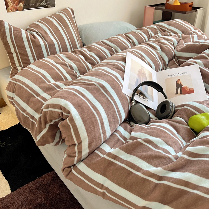 91家纺网 家纺一手货源 找家纺 蜜宿 2025新款混搭条纹牛奶绒四件套（小号默认条纹枕套一只）可以配小号四件套枕套9/一只；标准和加大（默认混搭枕套条纹一只，纯色一只，可以备注更换！） 椰蓉摩卡