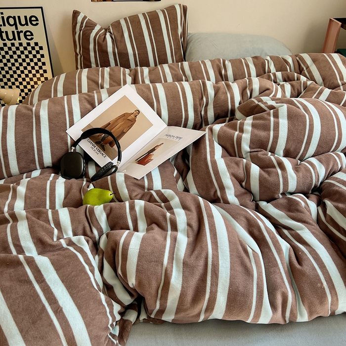 91家纺网 家纺一手货源 找家纺 蜜宿 2025新款混搭条纹牛奶绒四件套（小号默认条纹枕套一只）可以配小号四件套枕套9/一只；标准和加大（默认混搭枕套条纹一只，纯色一只，可以备注更换！） 椰蓉摩卡