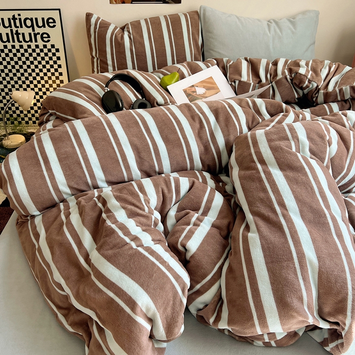 91家纺网 家纺一手货源 找家纺 蜜宿 2025新款混搭条纹牛奶绒四件套（小号默认条纹枕套一只）可以配小号四件套枕套9/一只；标准和加大（默认混搭枕套条纹一只，纯色一只，可以备注更换！） 椰蓉摩卡