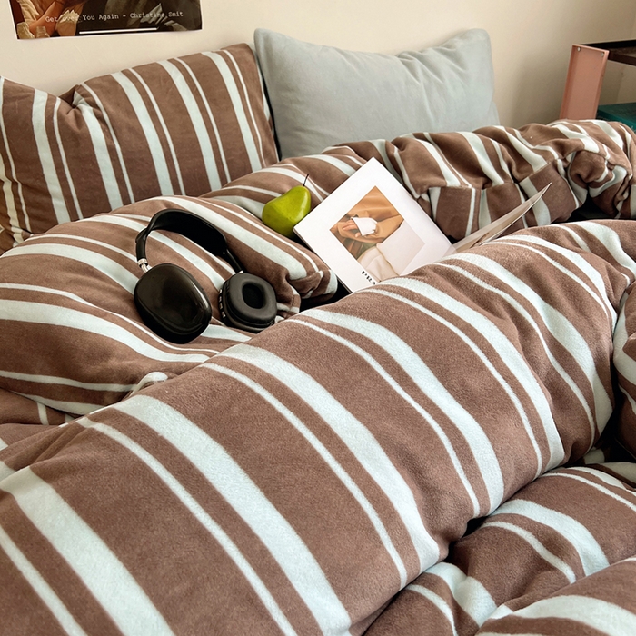 91家纺网 家纺一手货源 找家纺 蜜宿 2025新款混搭条纹牛奶绒四件套（小号默认条纹枕套一只）可以配小号四件套枕套9/一只；标准和加大（默认混搭枕套条纹一只，纯色一只，可以备注更换！） 椰蓉摩卡