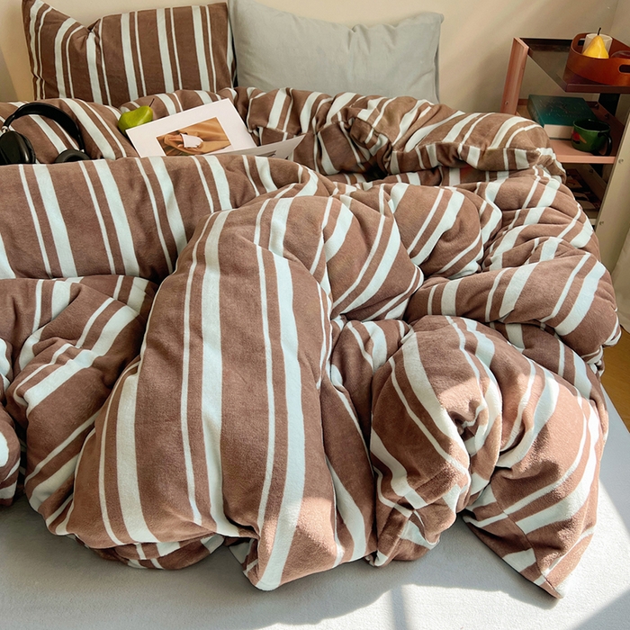 91家纺网 家纺一手货源 找家纺 蜜宿 2025新款混搭条纹牛奶绒四件套（小号默认条纹枕套一只）可以配小号四件套枕套9/一只；标准和加大（默认混搭枕套条纹一只，纯色一只，可以备注更换！） 椰蓉摩卡