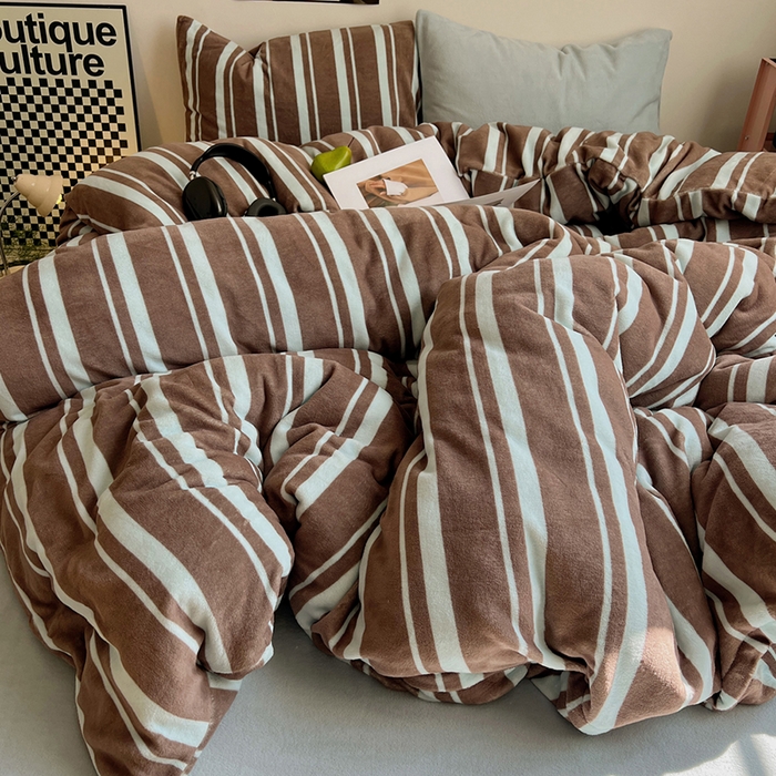 91家纺网 家纺一手货源 找家纺 蜜宿 2025新款混搭条纹牛奶绒四件套（小号默认条纹枕套一只）可以配小号四件套枕套9/一只；标准和加大（默认混搭枕套条纹一只，纯色一只，可以备注更换！） 椰蓉摩卡