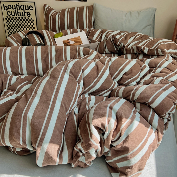 91家纺网 家纺一手货源 找家纺 蜜宿 2025新款混搭条纹牛奶绒四件套（小号默认条纹枕套一只）可以配小号四件套枕套9/一只；标准和加大（默认混搭枕套条纹一只，纯色一只，可以备注更换！） 椰蓉摩卡