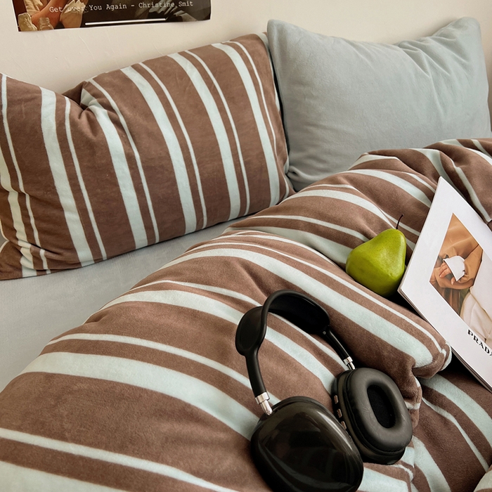 91家纺网 家纺一手货源 找家纺 蜜宿 2025新款混搭条纹牛奶绒四件套（小号默认条纹枕套一只）可以配小号四件套枕套9/一只；标准和加大（默认混搭枕套条纹一只，纯色一只，可以备注更换！） 椰蓉摩卡