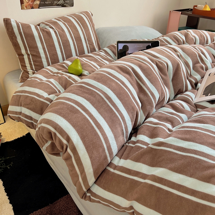 91家纺网 家纺一手货源 找家纺 蜜宿 2025新款混搭条纹牛奶绒四件套（小号默认条纹枕套一只）可以配小号四件套枕套9/一只；标准和加大（默认混搭枕套条纹一只，纯色一只，可以备注更换！） 椰蓉摩卡