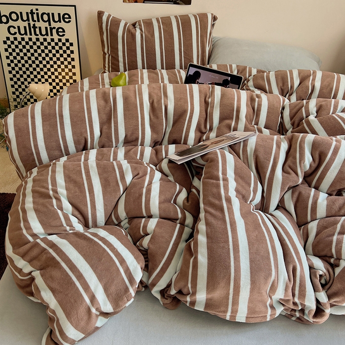 91家纺网 家纺一手货源 找家纺 蜜宿 2025新款混搭条纹牛奶绒四件套（小号默认条纹枕套一只）可以配小号四件套枕套9/一只；标准和加大（默认混搭枕套条纹一只，纯色一只，可以备注更换！） 椰蓉摩卡