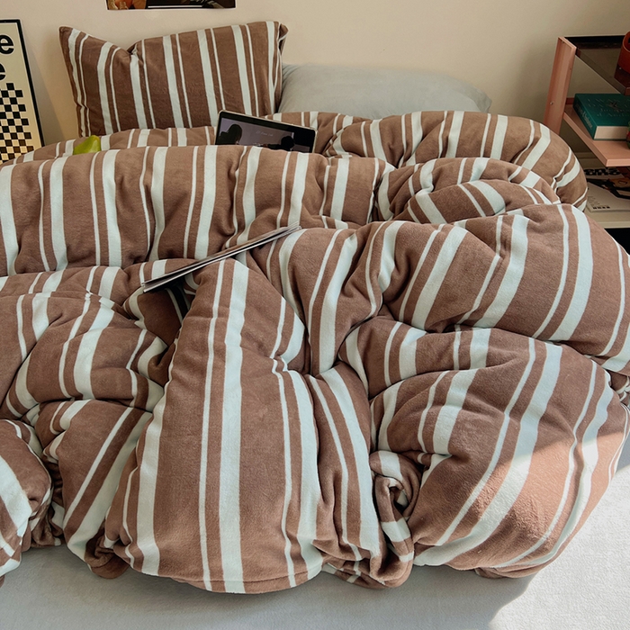 91家纺网 家纺一手货源 找家纺 蜜宿 2025新款混搭条纹牛奶绒四件套（小号默认条纹枕套一只）可以配小号四件套枕套9/一只；标准和加大（默认混搭枕套条纹一只，纯色一只，可以备注更换！） 椰蓉摩卡