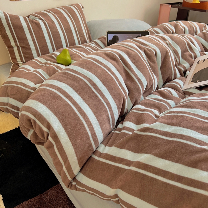 91家纺网 家纺一手货源 找家纺 蜜宿 2025新款混搭条纹牛奶绒四件套（小号默认条纹枕套一只）可以配小号四件套枕套9/一只；标准和加大（默认混搭枕套条纹一只，纯色一只，可以备注更换！） 椰蓉摩卡