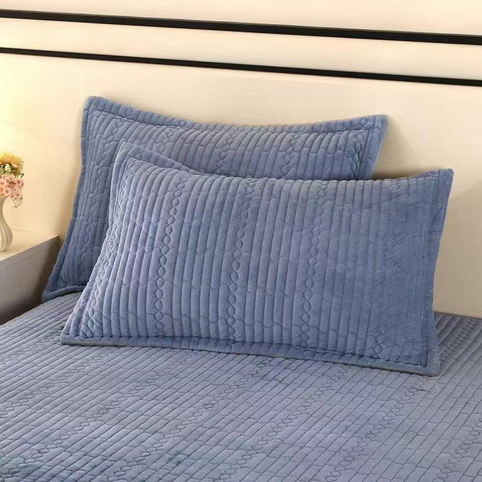 91家纺网 家纺一手货源 找家纺 尚品凤凰 2025新款加厚宝宝绒直角绗缝夹棉单床盖单品床盖单件床盖 宝蓝