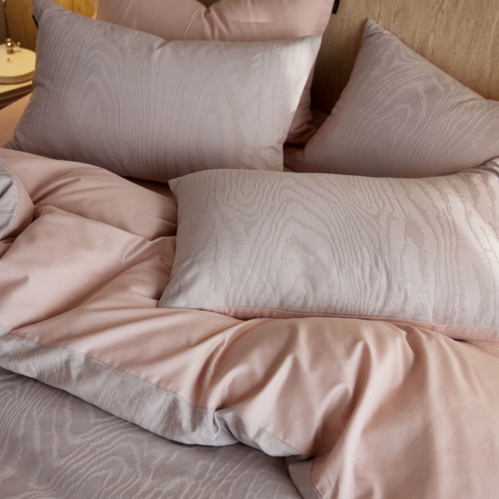 91家纺网 家纺一手货源 找家纺 眷恋家纺 2025年全棉纯棉染色提花四件套-浮光跃川 浮光跃川-朱草灰