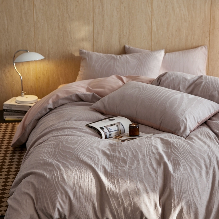 91家纺网 家纺一手货源 找家纺 眷恋家纺 2025年全棉纯棉染色提花四件套-浮光跃川 浮光跃川-朱草灰