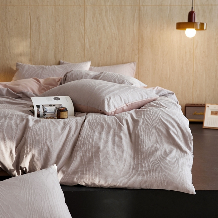 91家纺网 家纺一手货源 找家纺 眷恋家纺 2025年全棉纯棉染色提花四件套-浮光跃川 浮光跃川-朱草灰