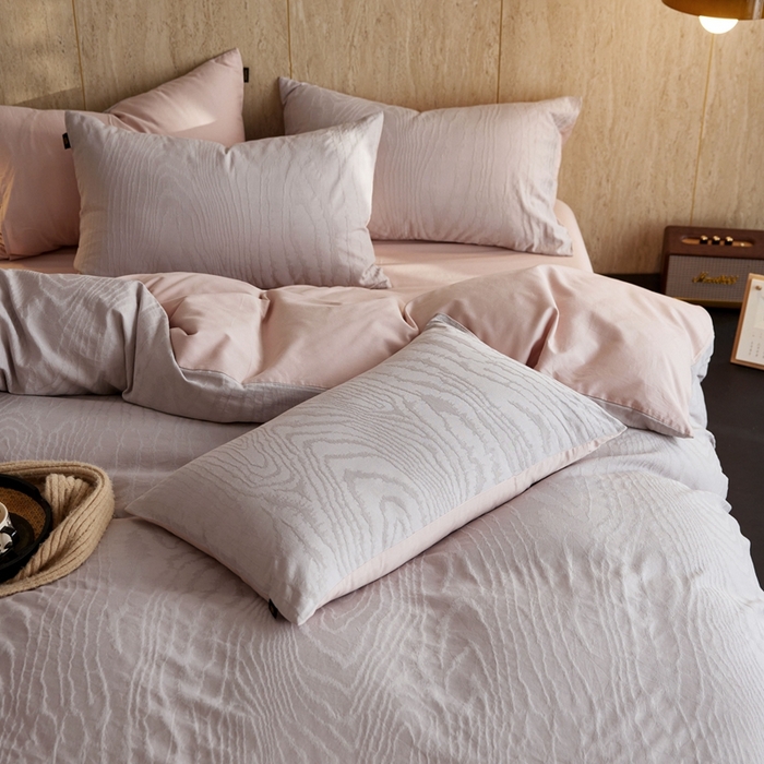 91家纺网 家纺一手货源 找家纺 眷恋家纺 2025年全棉纯棉染色提花四件套-浮光跃川 浮光跃川-朱草灰