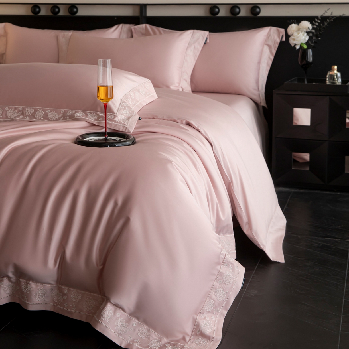 91家纺网 家纺一手货源 找家纺 安妮家居 2025新款全棉纯棉100%丝光喷气13376镂空刺绣四件套-海瑟薇 海瑟薇-粉