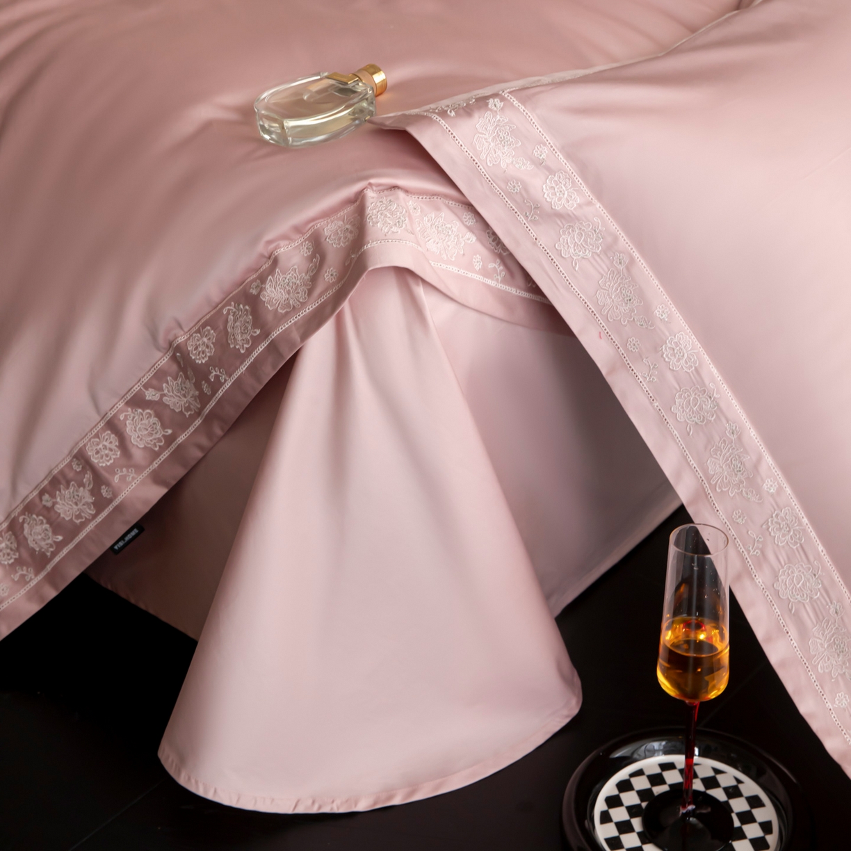 91家纺网 家纺一手货源 找家纺 安妮家居 2025新款全棉纯棉100%丝光喷气13376镂空刺绣四件套-海瑟薇 海瑟薇-粉