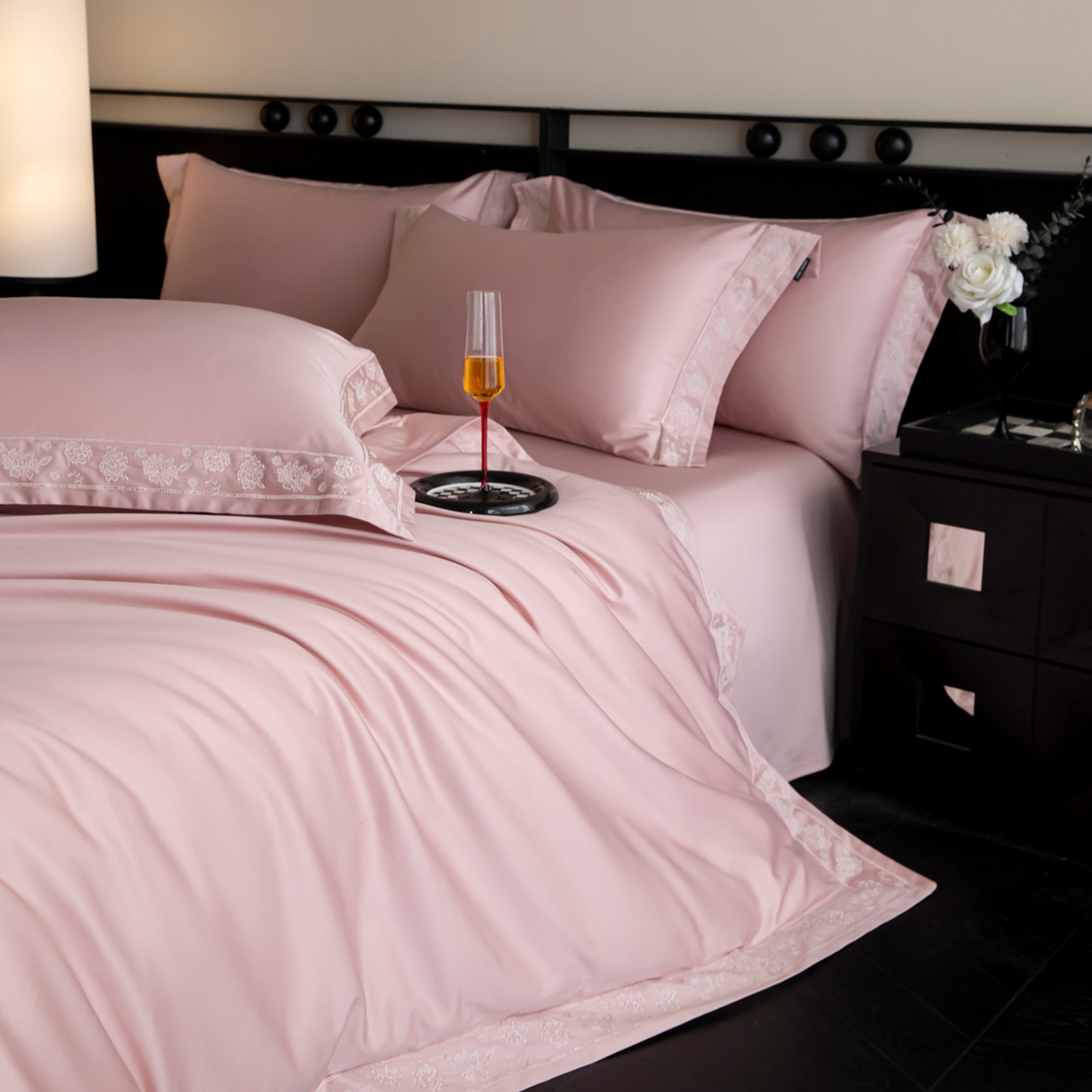 91家纺网 家纺一手货源 找家纺 安妮家居 2025新款全棉纯棉100%丝光喷气13376镂空刺绣四件套-海瑟薇 海瑟薇-粉