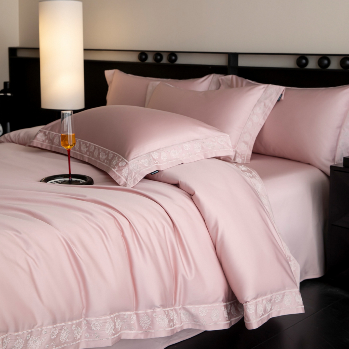 91家纺网 家纺一手货源 找家纺 安妮家居 2025新款全棉纯棉100%丝光喷气13376镂空刺绣四件套-海瑟薇 海瑟薇-粉