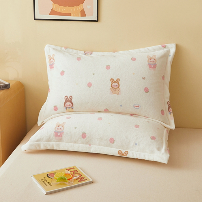 91家纺网 家纺一手货源 找家纺 翎盈家纺 2025新款加厚高克重牛奶绒枕头套 草莓萌宝